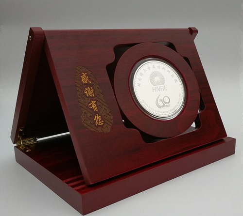 單位光榮退休紀念章,員工退休送什么定制紀念品好？